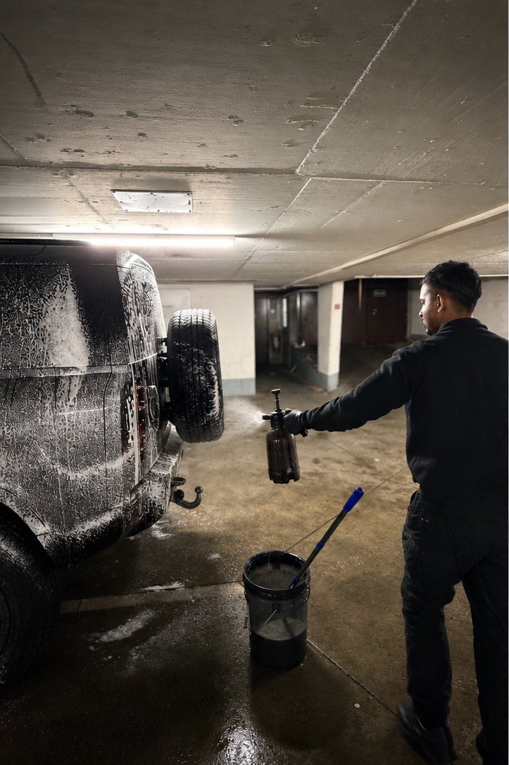 AutoWash Duo reinigt einen Geländewagen direkt beim Kunden